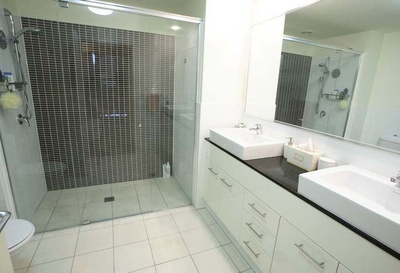 2 Bedroom Apartment with Views, Pandanus Mooloolaba