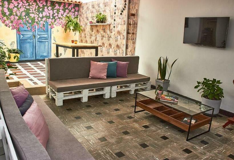 اتاق اکونومی, Hostal Astroblue