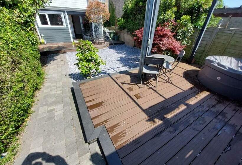 Дом 1 Спальня, Perfect Cowes Retreat With Hot Tub