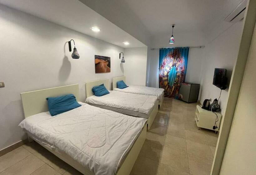 חדר סטנדרט לשלושה, Dolphina Hotel & Restaurant