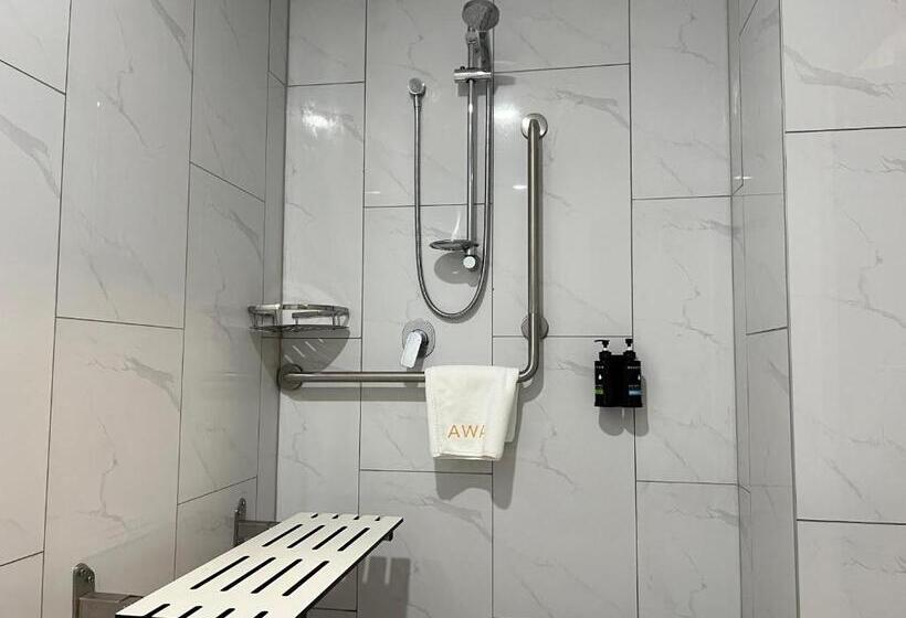 اتاق لوکس سه تخته, Awa