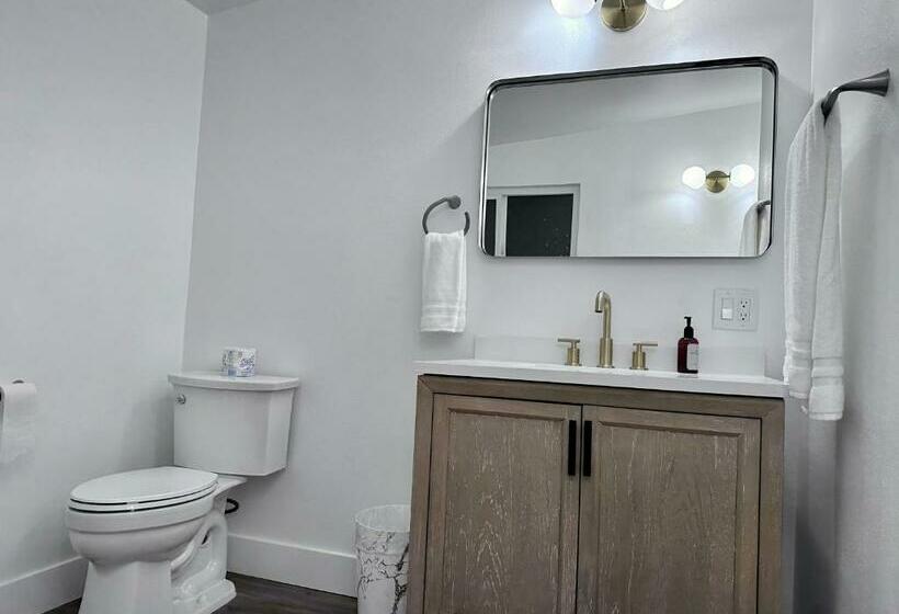 스탠다드 룸 킹사이즈 침대, Sierra Motor Lodge   A Sierra Blue