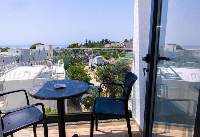 اتاق لوکس با چشم‌انداز دریا, Patio Mare