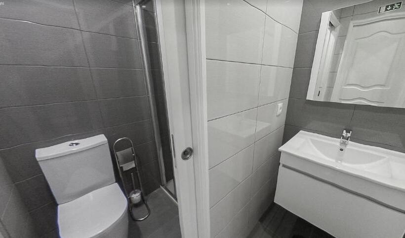 Четырехместный Номер Стандарт с Балконом, We Are Hostel