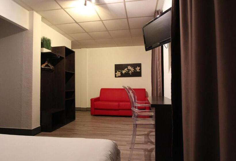 جناح جونيور, Hôtel Vol De Nuit Purpan
