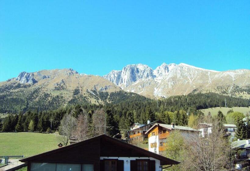 اتاق استاندارد با چشم‌انداز کوهستان, Des Alpes