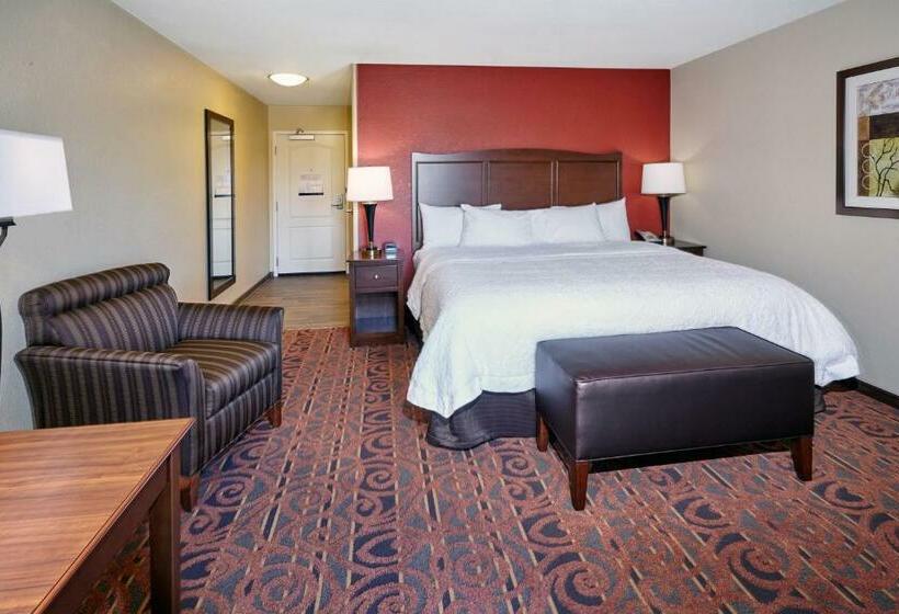 带大床的标准间, Hampton Inn & Suites Milwaukee/franklin