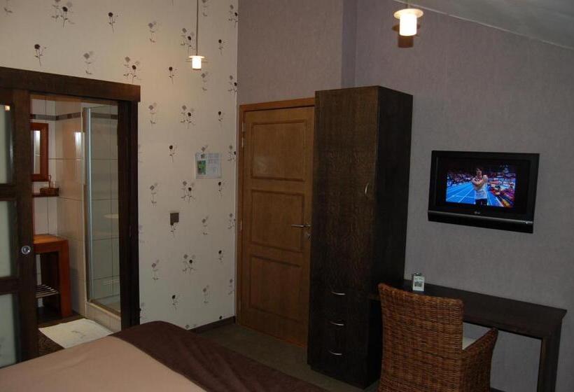 Номер Стандарт, Hôtel/restaurant à La Ferme