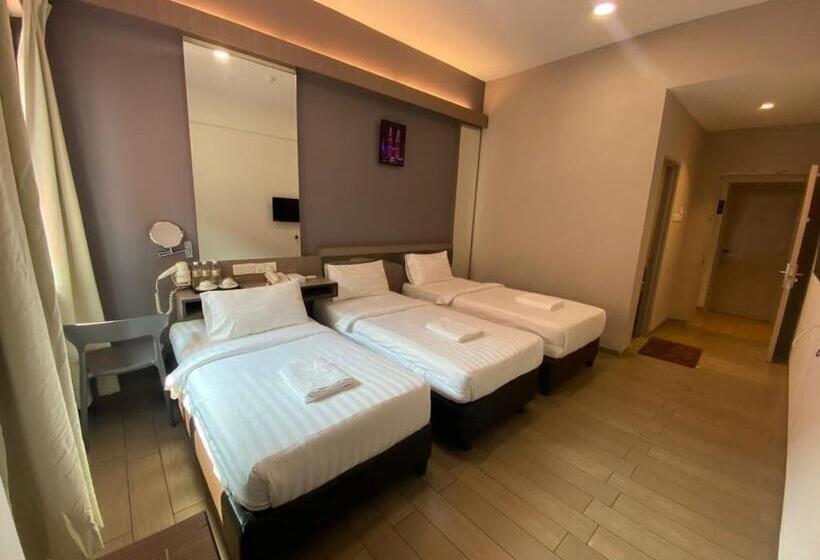 豪华三人间, Golden View Nilai
