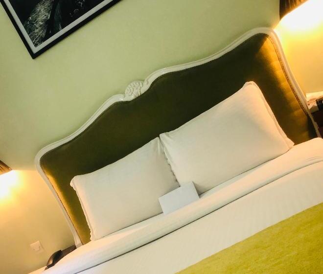 سوییت لوکس, Détente Hôtel