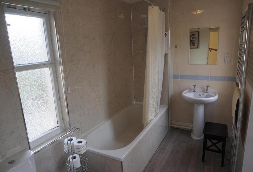 اتاق استاندارد با سرویس بهداشتی مشترک, The Shepherds Inn