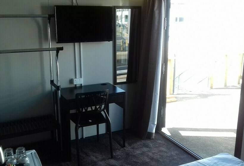 كابينة, Shooters Saloon Bar Hotel & Cabins