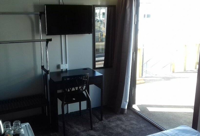 كابينة, Shooters Saloon Bar Hotel & Cabins