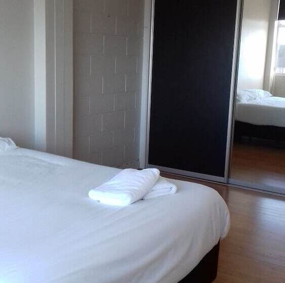 شقة غرفتين, Shooters Saloon Bar Hotel & Cabins
