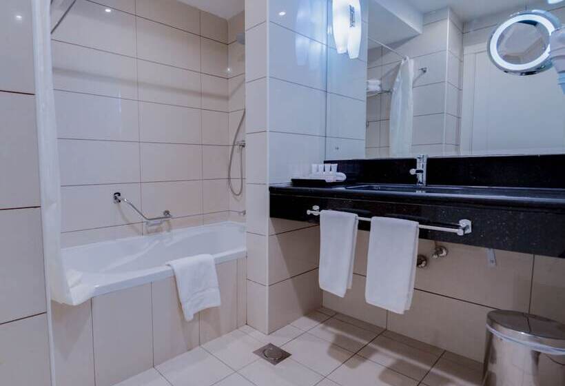 Standard Egyszemélyes Szoba Kétágyas Ággyal, Golden Tulip Downtown Abu Dhabi
