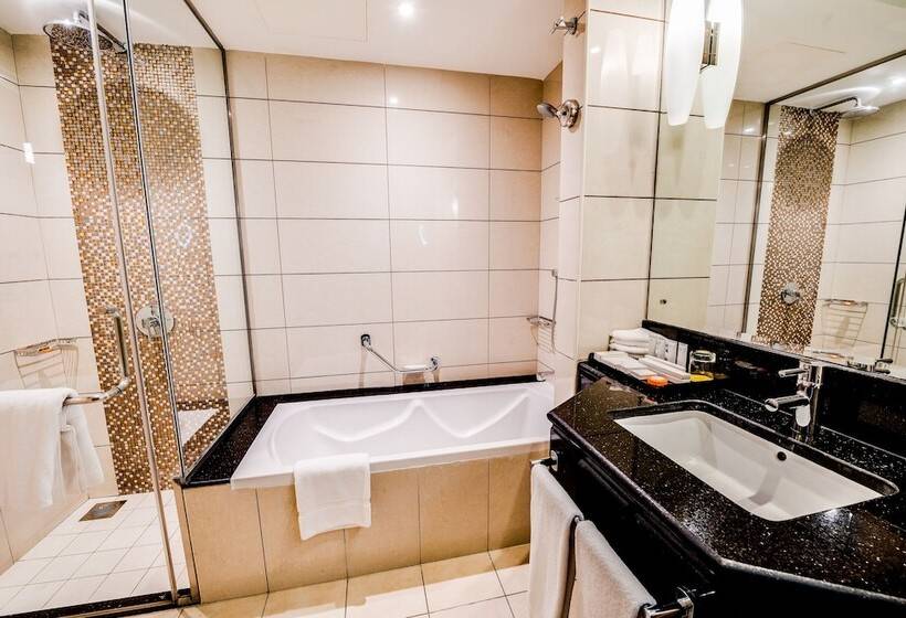 Városra Néző Suite, Golden Tulip Downtown Abu Dhabi