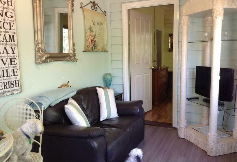 스위트, Must Love Dogs B&b & Self Contained Cottage