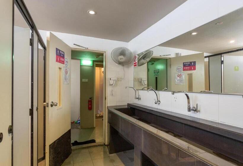 تختخواب در اتاق مشترک, K2 Guesthouse Central
