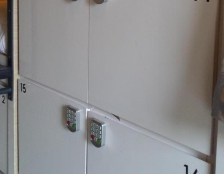 تختخواب در اتاق مشترک, K2 Guesthouse Central
