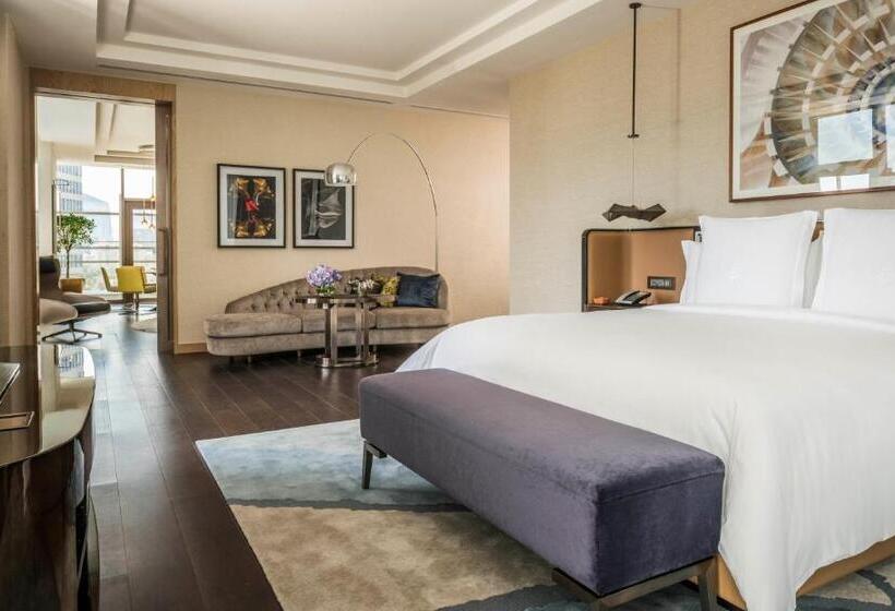 带大床的套房, Four Seasons Hotel Dubai International Financial Centre
