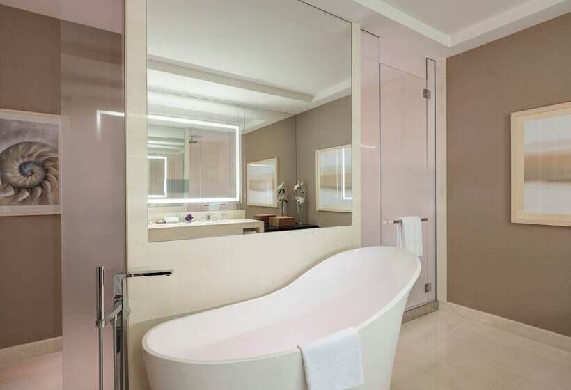 Номер Deluxe, Four Seasons Hotel Dubai International Financial Centre