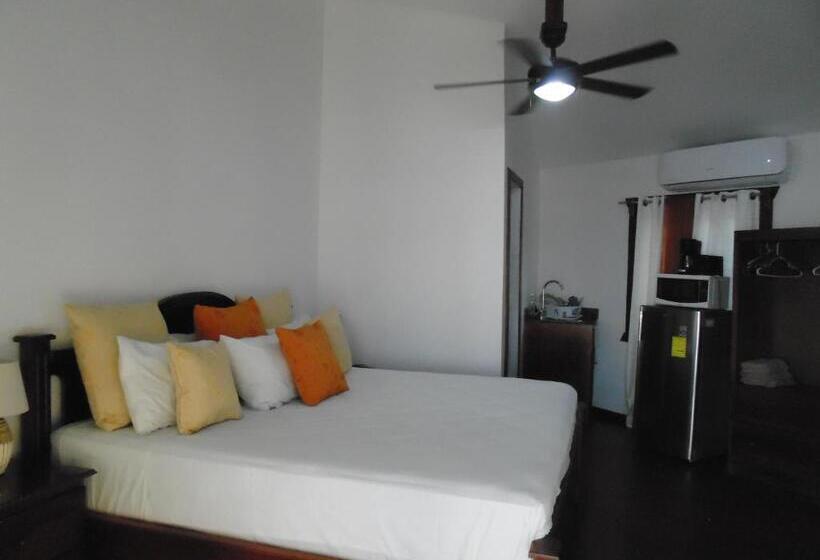 بانگلوی استاندارد با چشم‌انداز دریا, Fosters West Bay Resort