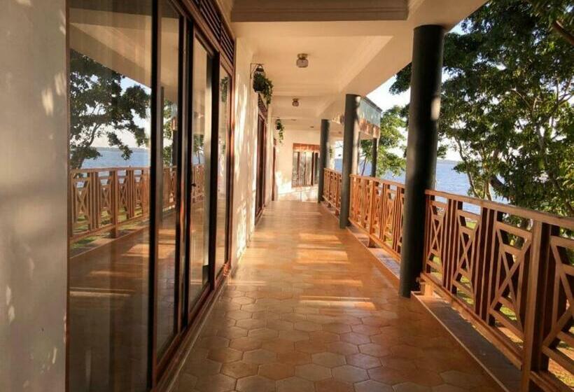 سوییت اجرایی, Sundiata Beach Resort
