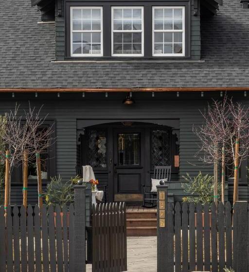 Семейное Бунгало, The Craft House Inn