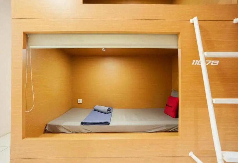 Кровать в Общей Комнате, Reddoorz Hostel Near Taman Puring