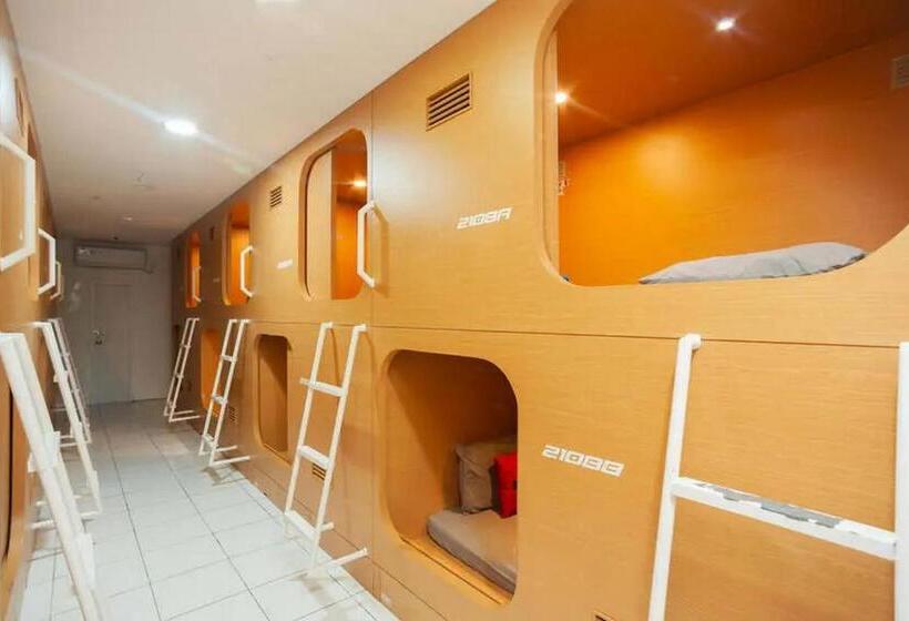 Кровать в Общей Комнате, Reddoorz Hostel Near Taman Puring