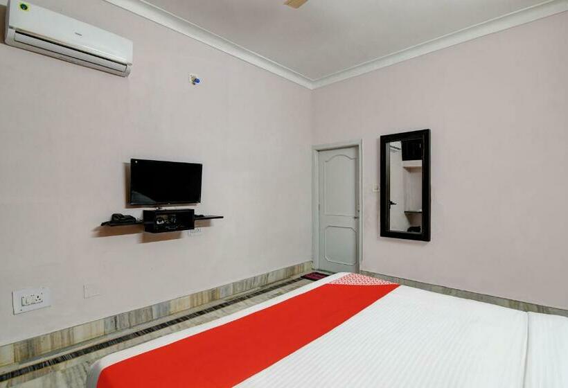 اتاق کلاسیک سه تخته, O Pramod Residency