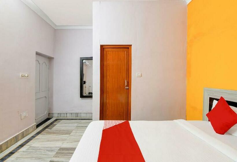 اتاق کلاسیک سه تخته, O Pramod Residency