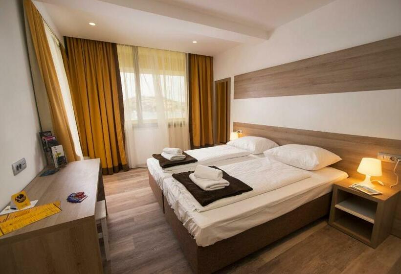 سوییت خانوادگی, Hostel Sol
