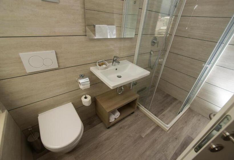 اتاق استاندارد چهارنفره با بالکن, Hostel Sol