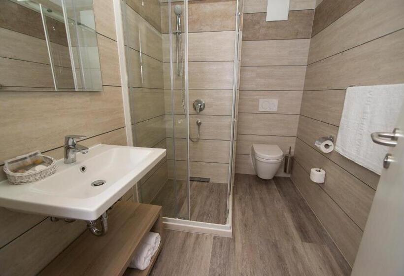 اتاق کلاسیک سه تخته, Hostel Sol