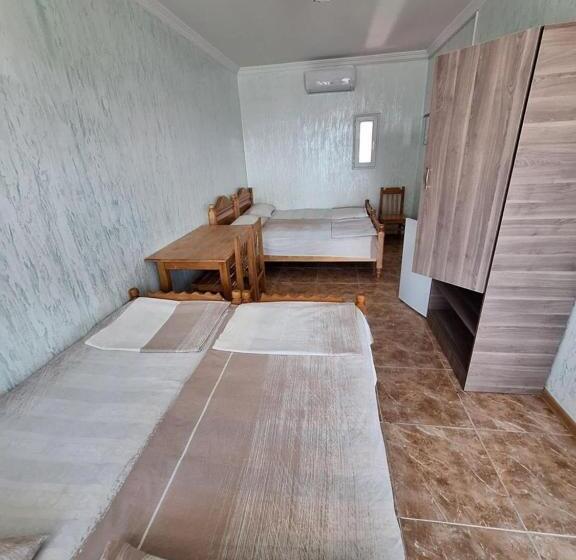 اتاق استاندارد چهار تخته, Gocha Guest House