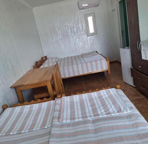اتاق استاندارد چهار تخته, Gocha Guest House