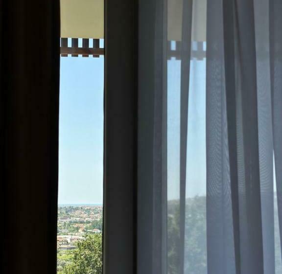 اتاق لوکس با چشم‌انداز, Restaurant Natyra E Qetë