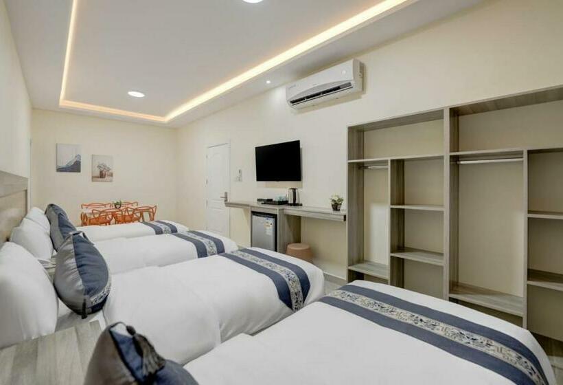 اتاق استاندارد چهار تخته, Three Palms Suites