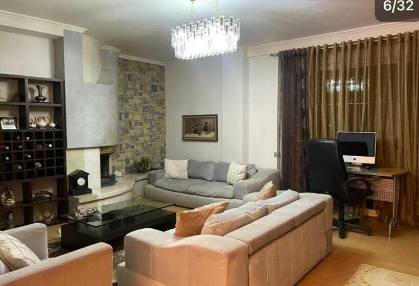 带阳台的豪华间, Albjona Guesthouse
