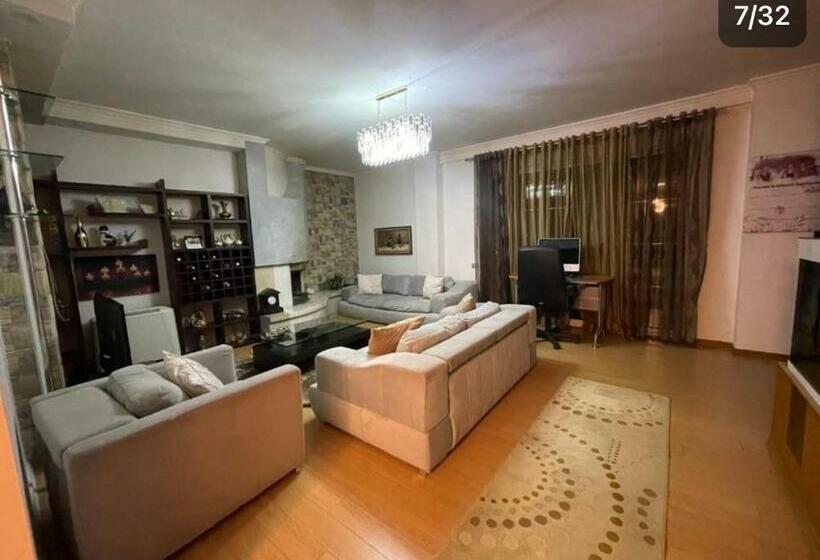带阳台的豪华间, Albjona Guesthouse