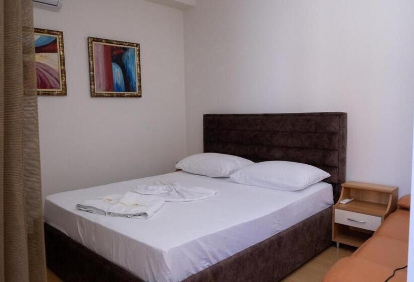 带阳台的豪华间, Albjona Guesthouse