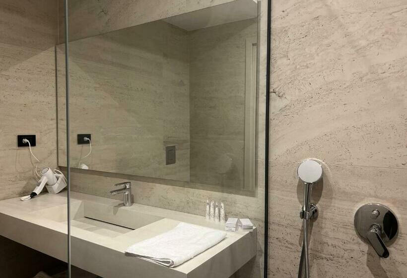اتاق لوکس با چشم‌انداز دریا, Miramar