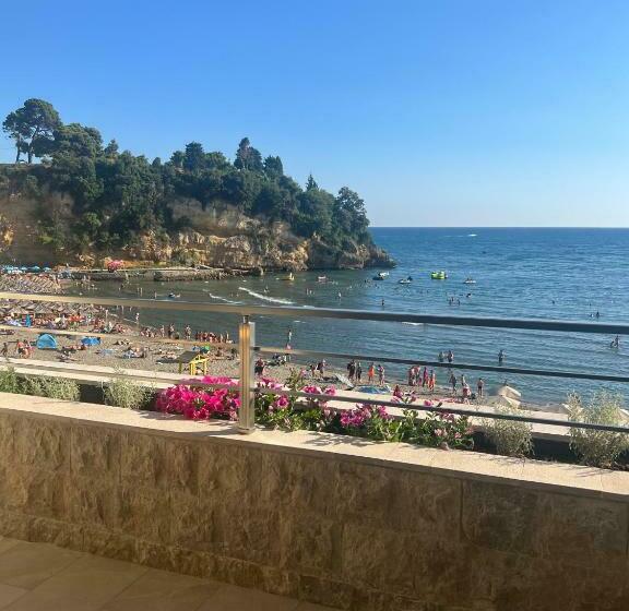 اتاق لوکس با چشم‌انداز دریا, Miramar