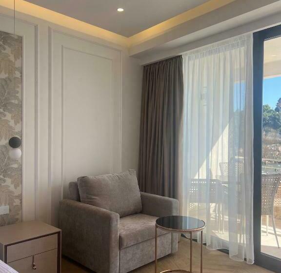 اتاق لوکس با چشم‌انداز دریا, Miramar