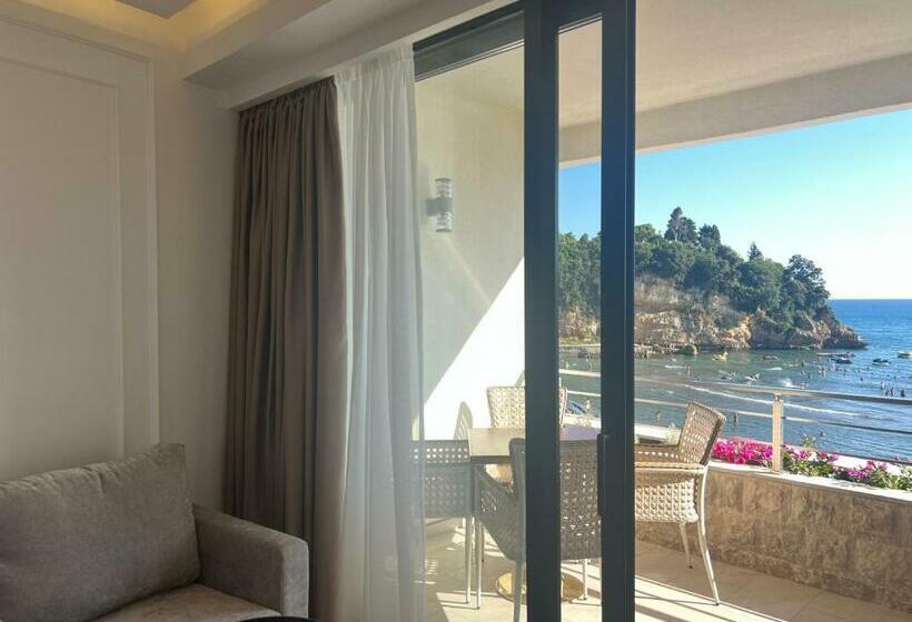 اتاق لوکس با چشم‌انداز دریا, Miramar