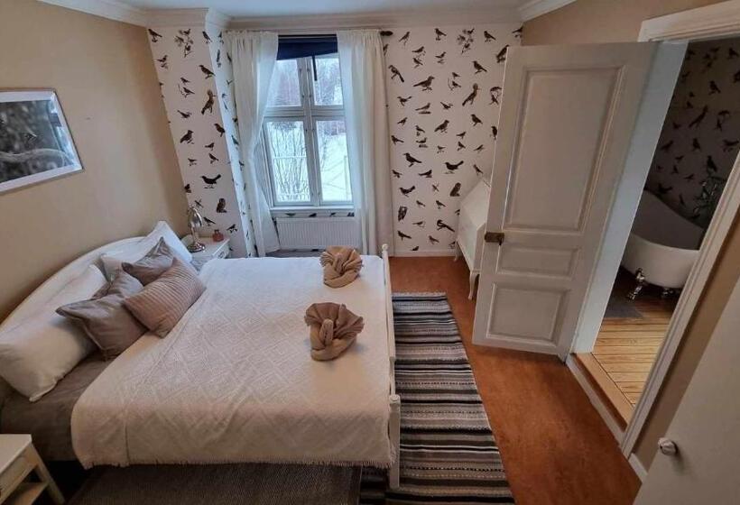 Номер Deluxe, Lantliv I österjörn