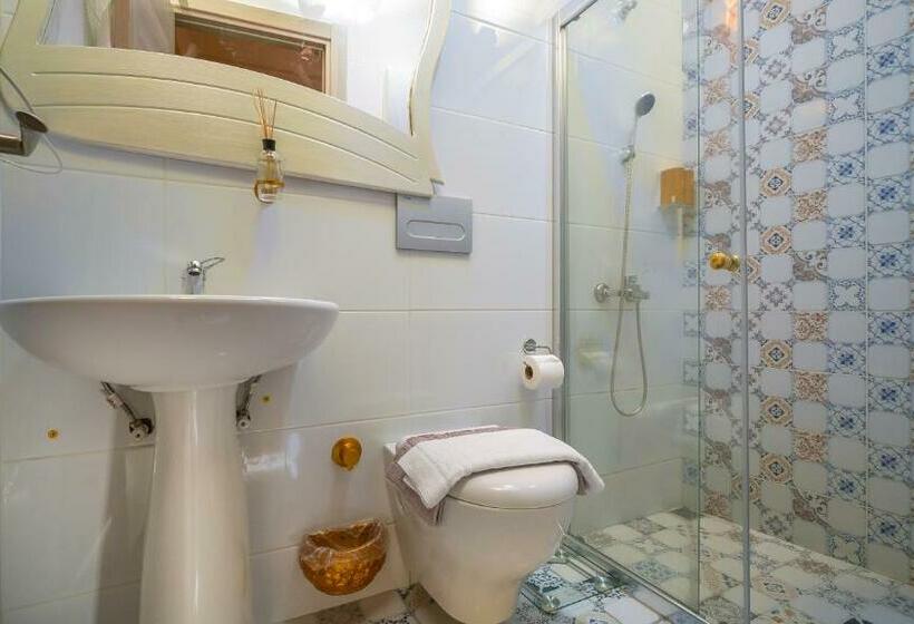 Quarto Deluxe, Lamur