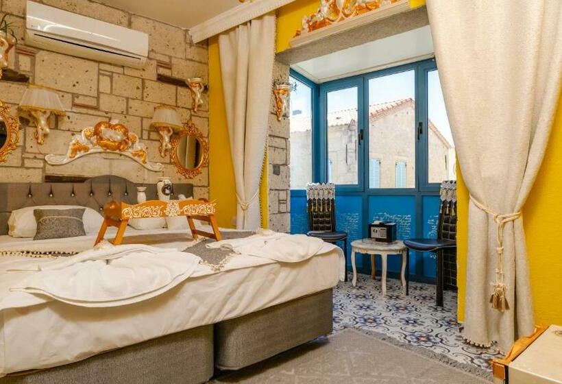 Quarto Deluxe com Sacada, Lamur