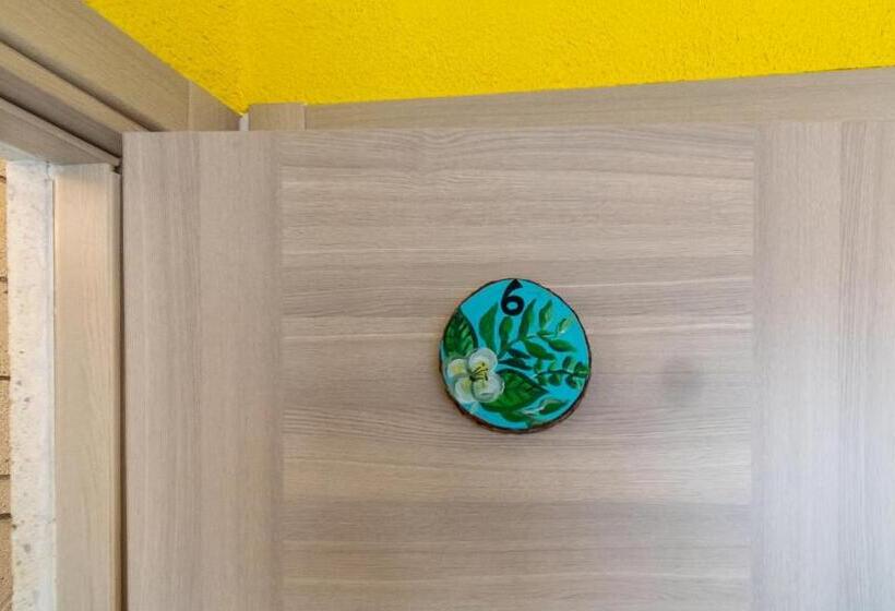 Quarto Deluxe com Sacada, Lamur